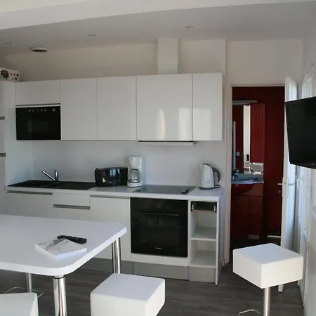 Gabrielle A Pourville: Face A La *